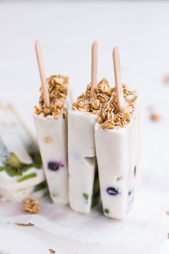 Paletas de yogurt con granola